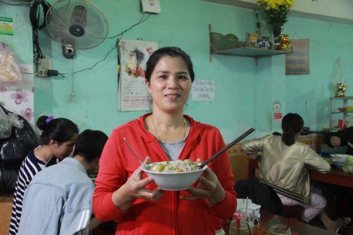 Chị Lê Thị Hồng Thúy, chủ quán bánh mì hấp Cô Giang, chia sẻ về bí quyết