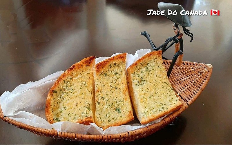 Chỉ nên thưởng thức bánh mì sấy bơ tỏi với khẩu phần nhỏ để kiểm soát calo
