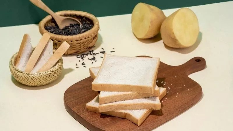 Chi tiết miếng bánh sandwich khoai tây gạo lứt Momoji, thành phần dinh dưỡng