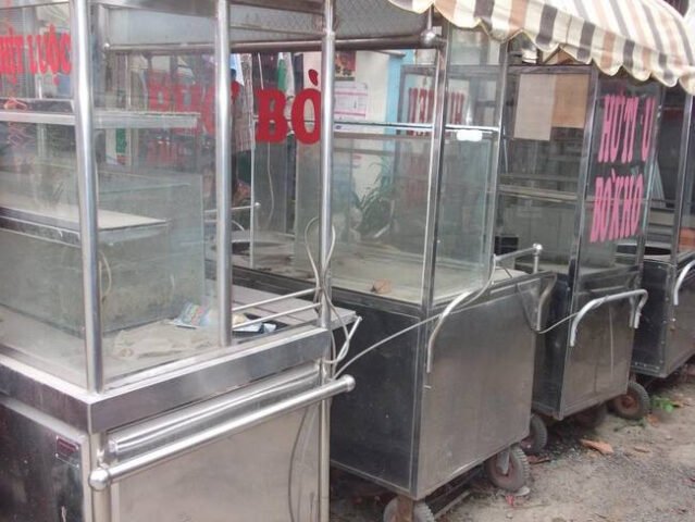 Chi tiết một phần xe bánh mì cũ bị gỉ sét và xuống cấp, minh họa rủi ro hỏng hóc khi mua xe đã qua sử dụng.