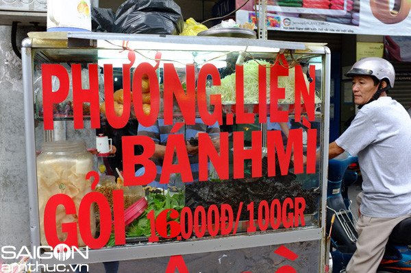 Chi tiết ổ bánh mì khô bò Sài Gòn với sự kết hợp hoàn hảo của các thành phần, mang đến trải nghiệm vị giác độc đáo.