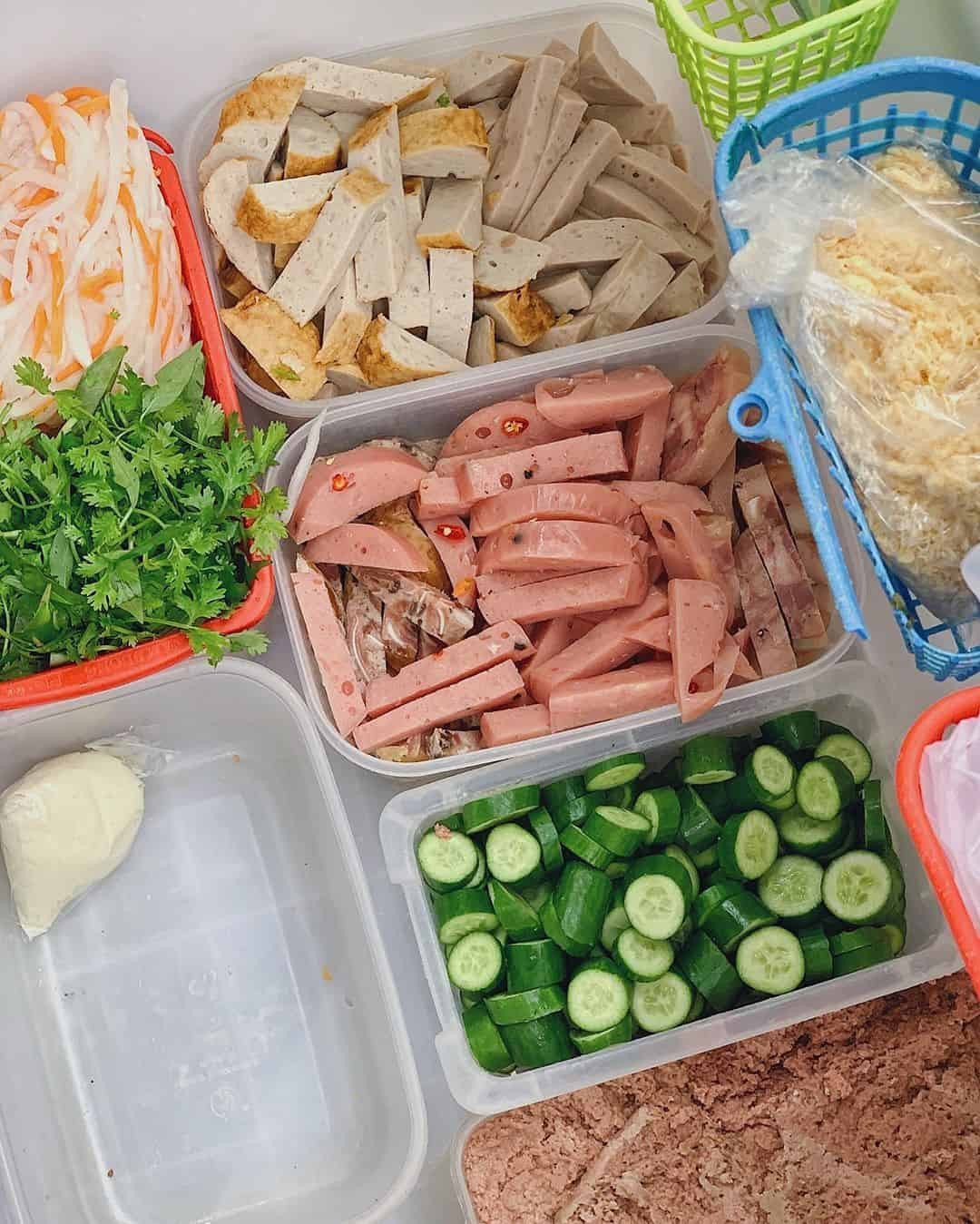 Chi tiết quầy bánh mì cắt lát với đa dạng topping