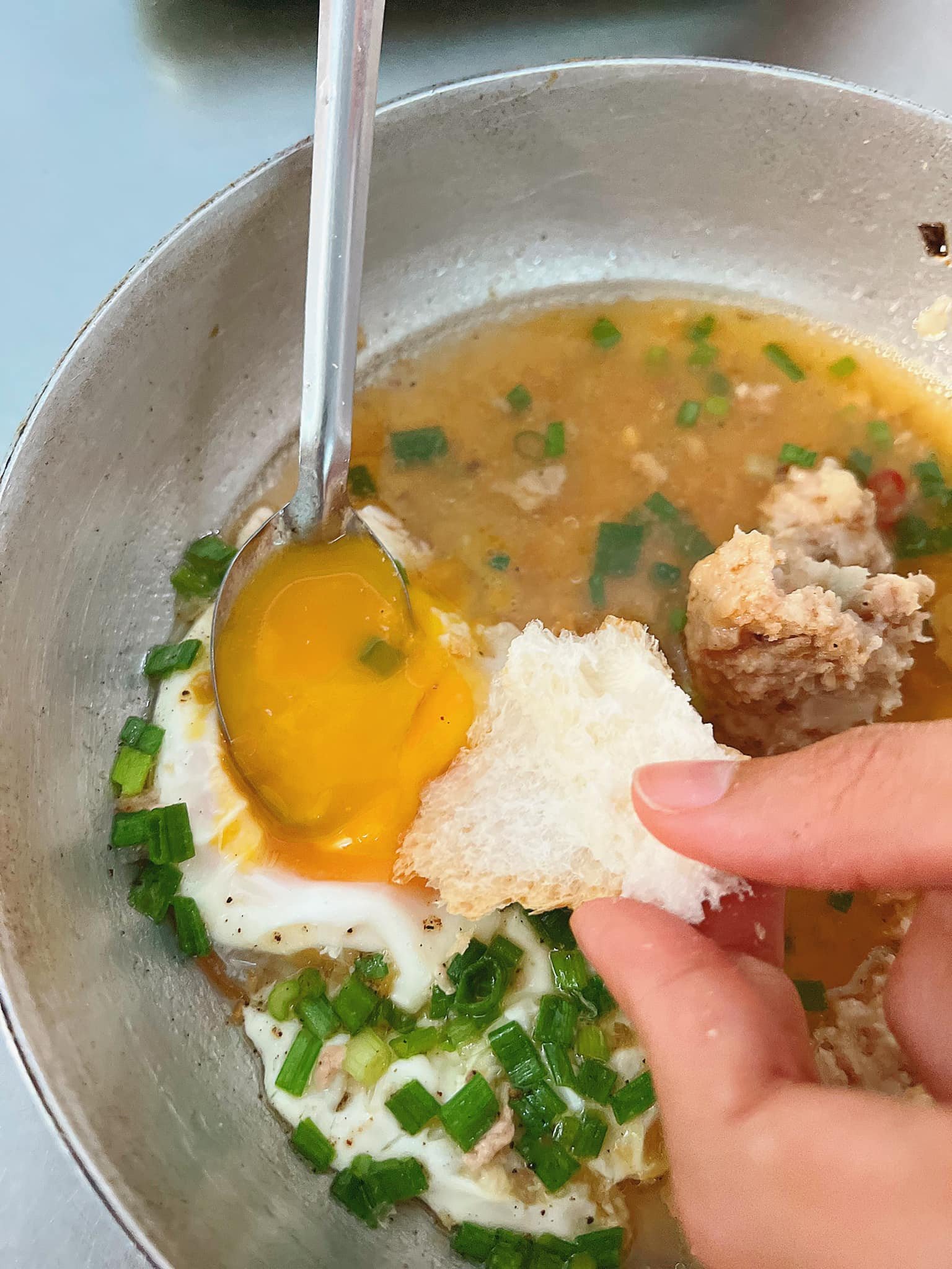 Chi tiết tô bánh mì chảo xíu mại với nước sốt đặc trưng Hàng Quyên