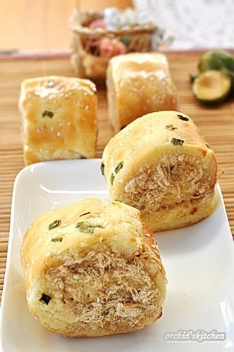 Chi tiết từng lát bánh mì cuộn trứng vàng ươm, thể hiện sự mềm mịn và nhân trứng béo ngậy.