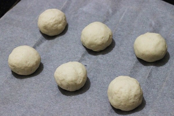 Chia và vo viên bột bánh mì sau khi ủ để tạo hình