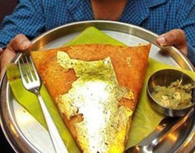 Chiếc bánh Dosa truyền thống của Ấn Độ được nâng tầm với lớp vàng dát mỏng, thể hiện phong cách ẩm thực độc đáo