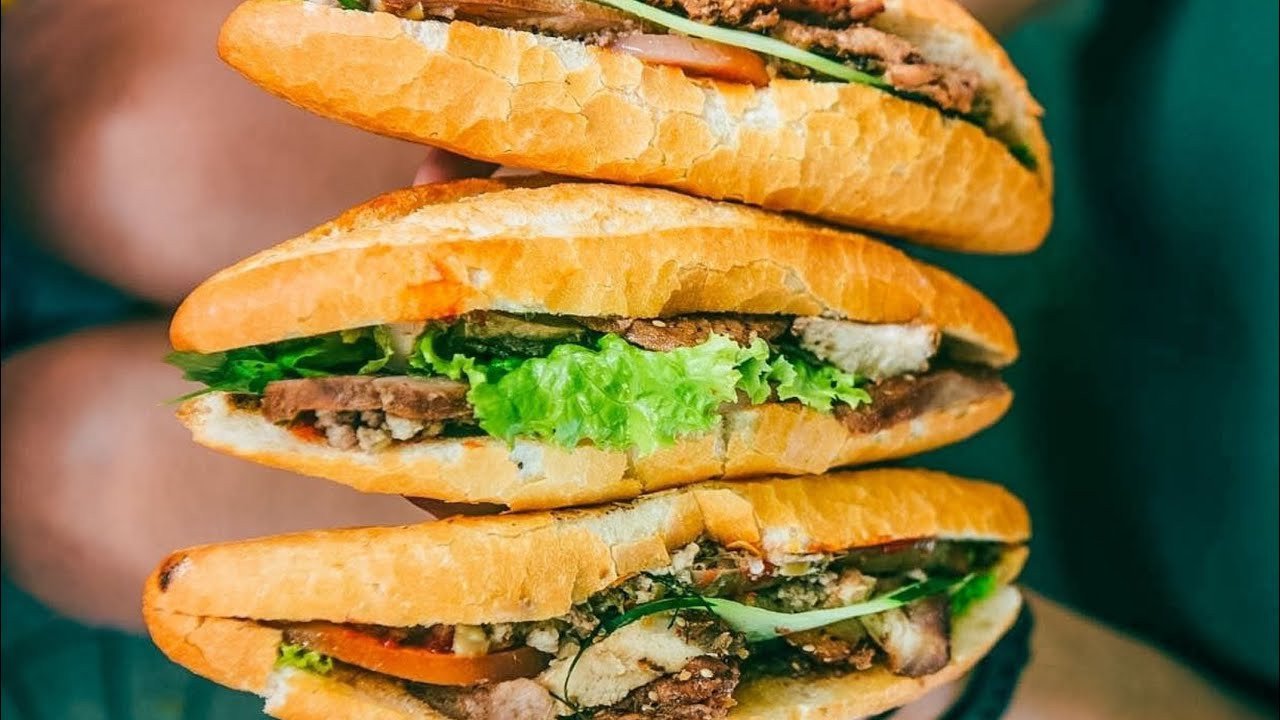 Chiếc bánh mì Bà Khánh Hội An (Madam Khanh) đầy ắp nhân, hấp dẫn mọi thực khách