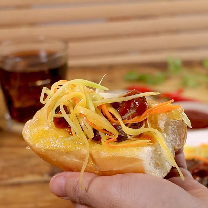 Chiếc bánh mì bò Campuchia hoàn chỉnh thơm ngon