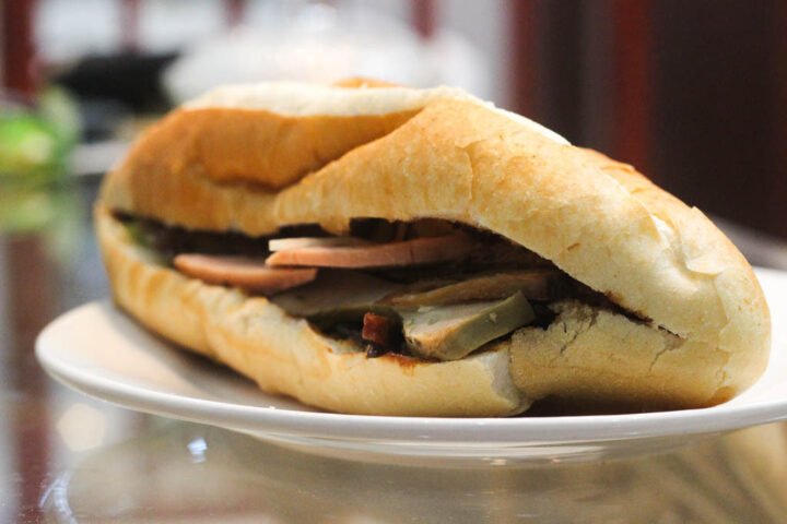 Chiếc bánh mì chay đầy ắp rau củ và topping, món ăn đường phố không thể bỏ qua.