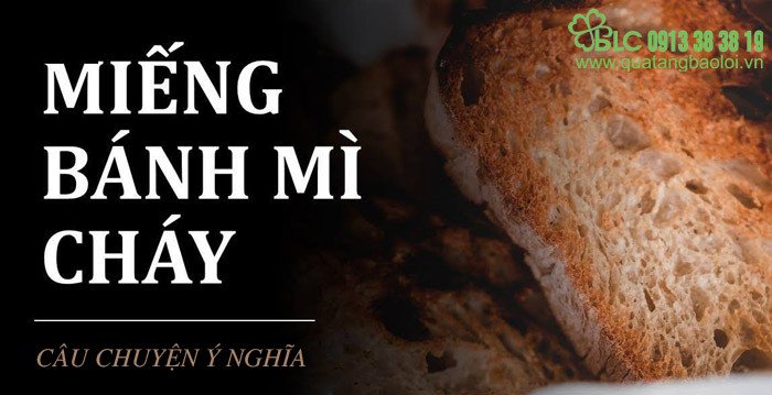 Chiếc bánh mì cháy khét trên đĩa, biểu tượng của sự cố trong câu chuyện về lòng bao dung