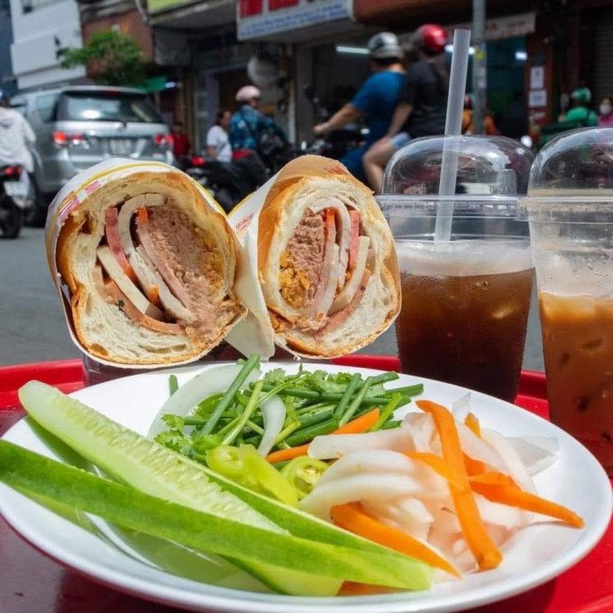 Chiếc bánh mì đầy ắp nhân đa dạng tại một cửa hàng bánh mì Sài Gòn