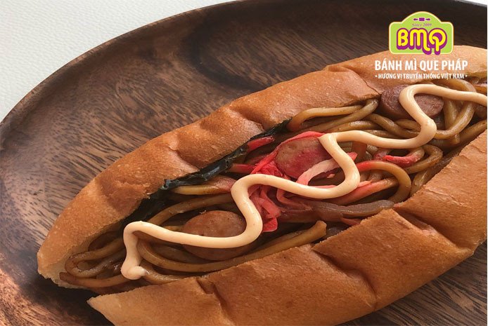 Chiếc bánh mì kẹp mì xào tiện lợi, món ăn nhanh được yêu thích bởi người bận rộn