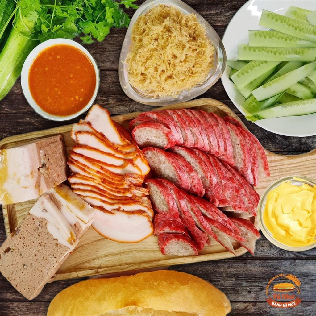 Chiếc bánh mì kẹp pate Hà Nội hấp dẫn, chuẩn bị để thưởng thức, thể hiện nét ẩm thực đặc trưng của thủ đô