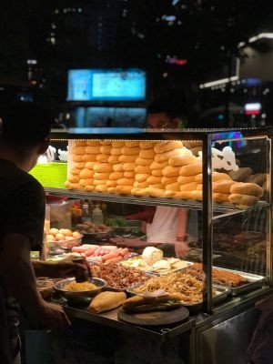 Chiếc bánh mì kẹp thơm ngon, đặc trưng của ẩm thực đường phố Hà Nội, sẵn sàng làm hài lòng thực khách.