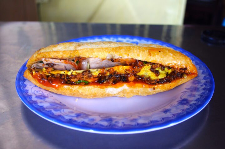 Chiếc bánh mì Madam Khánh nổi tiếng với nhân đầy đặn