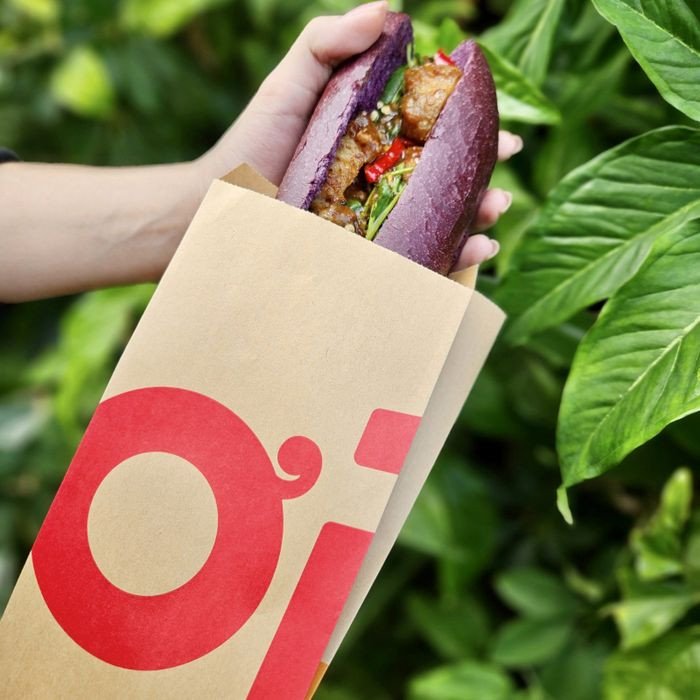 Chiếc bánh mì nhân đa dạng đầy ắp tại địa chỉ Bánh Mì Ơi, một trong những quán bánh mì quận 8