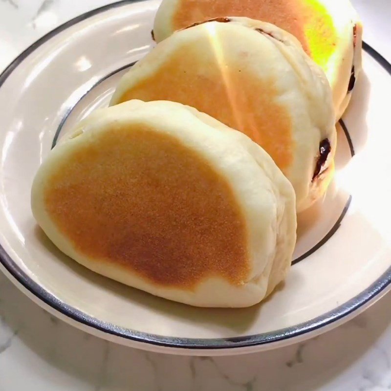 Chiếc bánh mì nhân socola chảy đã cắt đôi để lộ phần nhân tan chảy