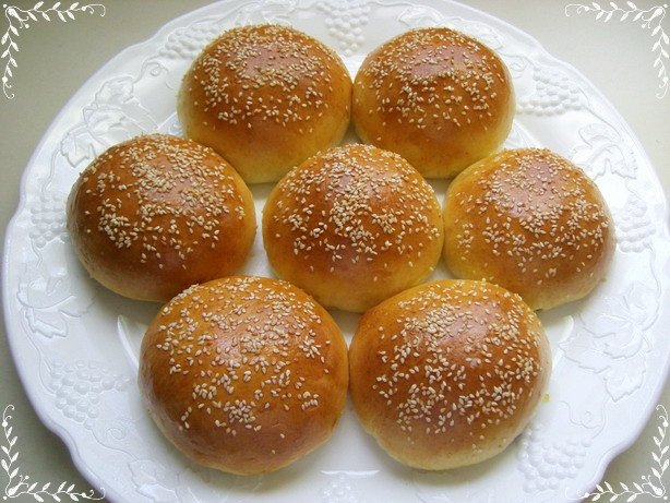 Chiếc bánh mì nhỏ xíu với lớp vỏ vàng ruộm và mè rang