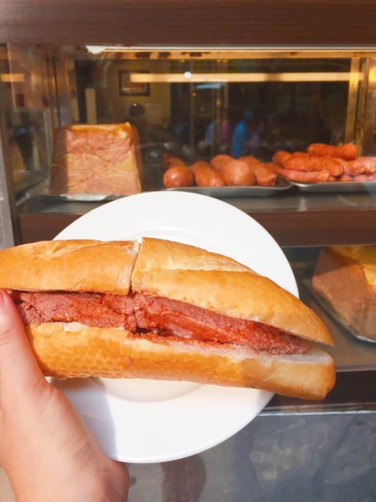 Chiếc bánh mì pate nguyên chất đặc trưng của Nguyễn Sinh Hà Nội