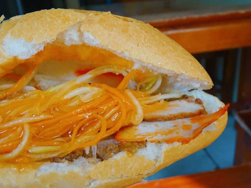 Chiếc bánh mì pate thập cẩm đầy đặn của Bánh Mì Trâm Hà Nội