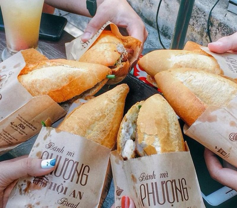 Chiếc bánh mì Phượng nổi tiếng với đa dạng nhân tại cửa hàng ở Hà Nội