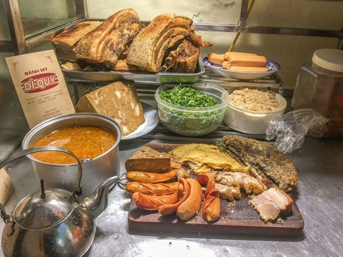 Chiếc bánh mì Thanh Hóa nhân cá bạc má tại Dì Quy