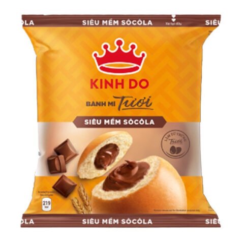 Chiếc bánh mì tươi socola Kinh Đô thơm ngon, xốp mềm, sẵn sàng để thưởng thức.
