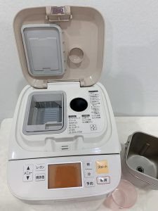 Chiếc bánh mì vàng óng vừa ra lò từ máy làm bánh mì Panasonic, thể hiện độ hoàn thiện và đa dạng của các chương trình nướng.