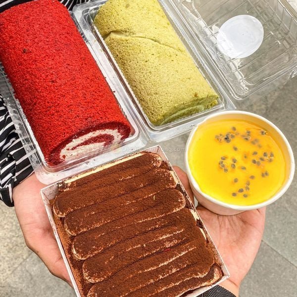 Chiếc bánh Red Velvet cuộn cream cheese