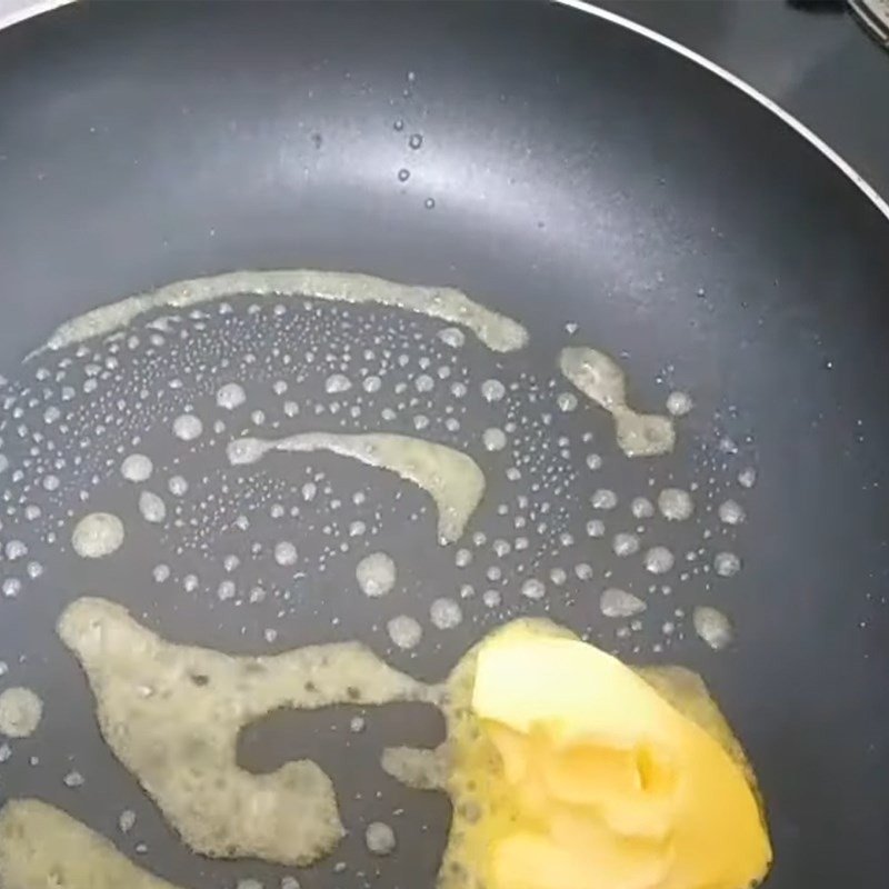 Chiên bánh mì giòn rụm trên chảo với bơ thực vật