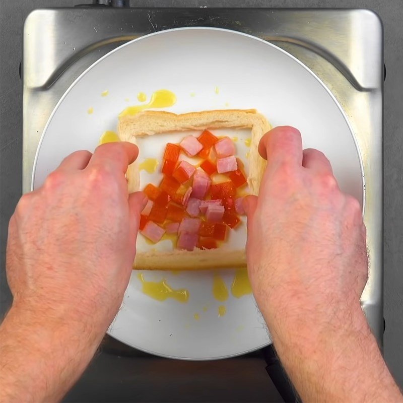 Chiên bánh mì sandwich pizza trên chảo với trứng, thịt nguội và ớt chuông