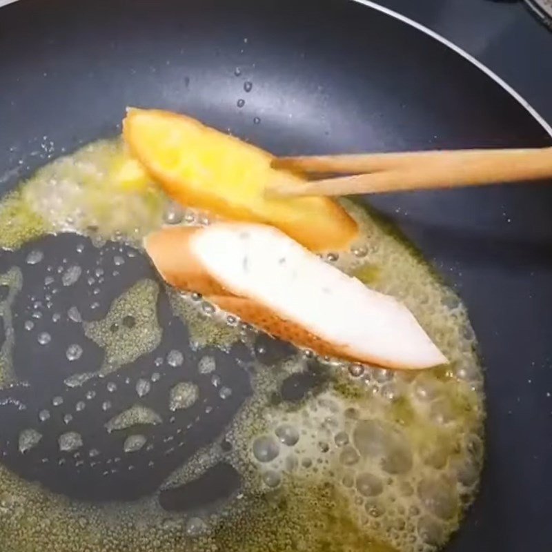 Chiên bánh mì vàng đều với bơ
