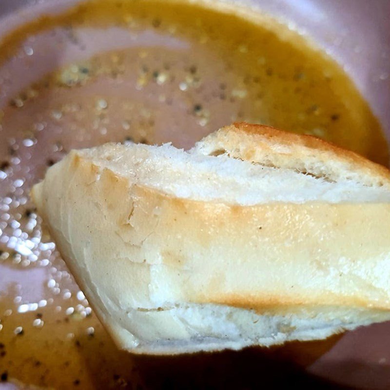 Chiên bánh mì với sốt bơ tỏi và gia vị trên chảo