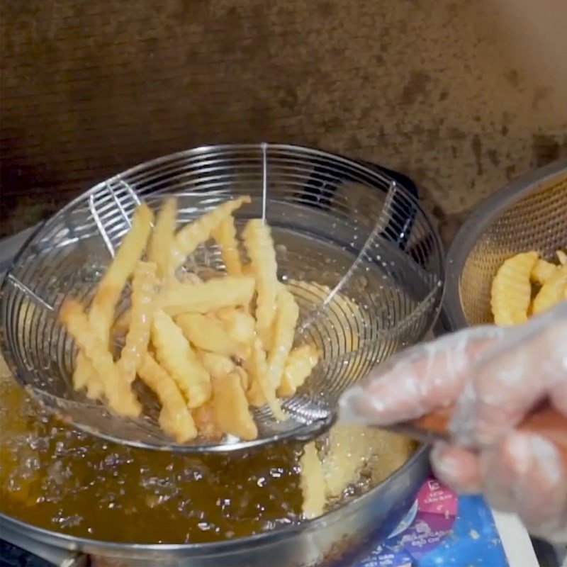 Chiên khoai tây ngập dầu đạt độ giòn rụm hoàn hảo