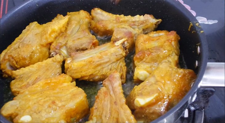 Chiên sơ sườn trước khi nấu sườn nấm