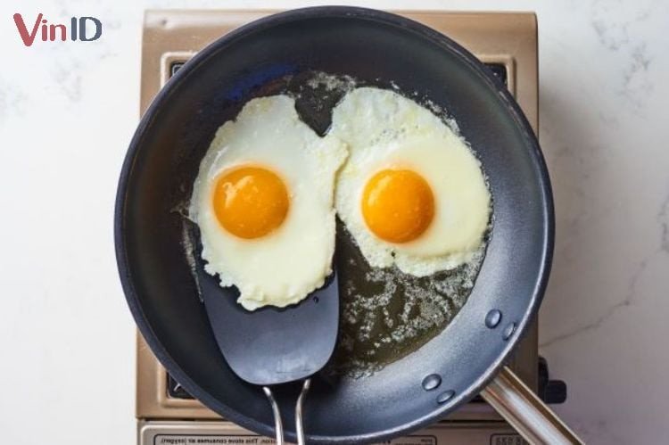 Chiên trứng ốp la cùng xúc xích