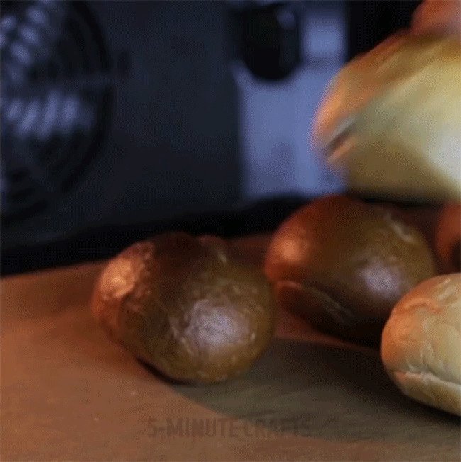 Cho bánh mì bị cứng đã làm ẩm vào lò nướng