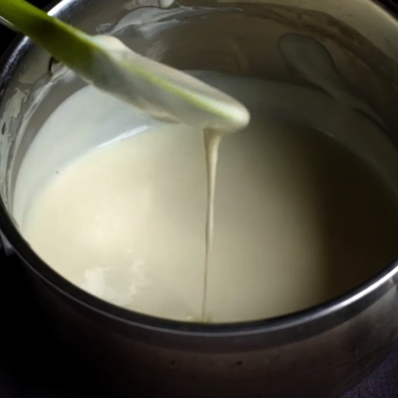 Cho bơ lạt và sữa đặc vào hỗn hợp phô mai đang nấu