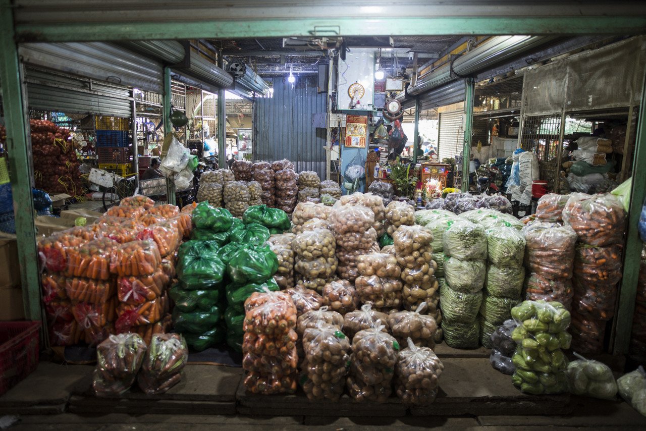 Chợ truyền thống Long Xuyên nhộn nhịp với các sạp trái cây và rau củ tươi ngon