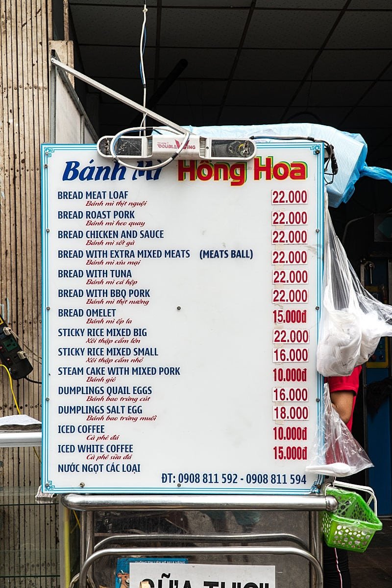 Chọn bánh mì tại Hồng Hoa