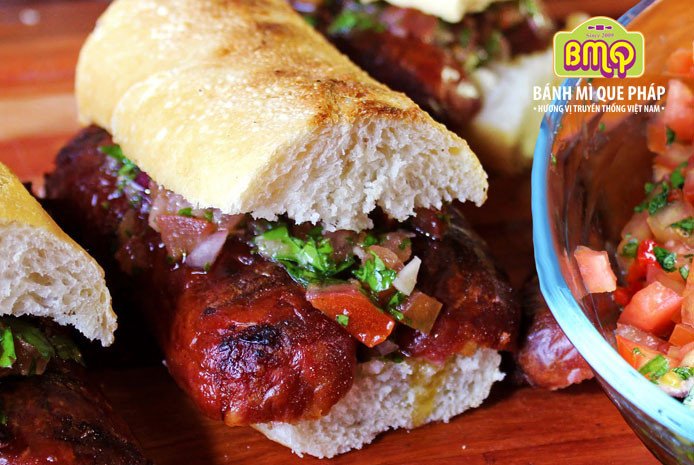 Choripan Argentina - món bánh mì kẹp xúc xích nướng than truyền thống