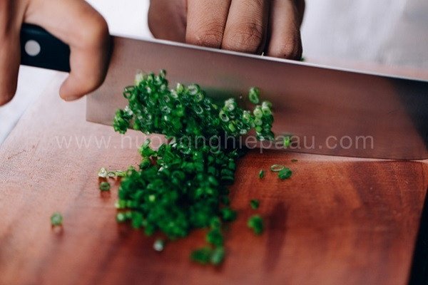 Chuẩn bị hành lá tươi xanh cho món bánh mì nướng muối ớt vẽ