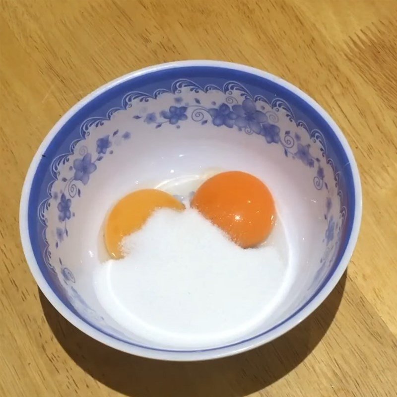 Chuẩn bị hỗn hợp làm sốt dầu trứng cho bánh mì bông lan