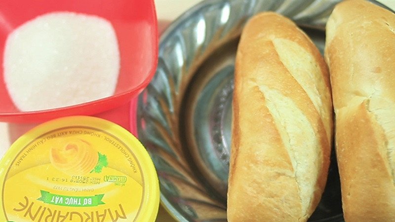 Chuẩn bị nguyên liệu làm bơ nướng bánh mì trên chảo