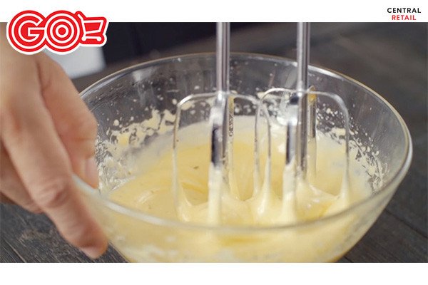 Chuẩn bị nước sốt mayonnaise tự làm, tạo nên hương vị béo ngậy đặc trưng cho món bánh mì tam giác Kebab.