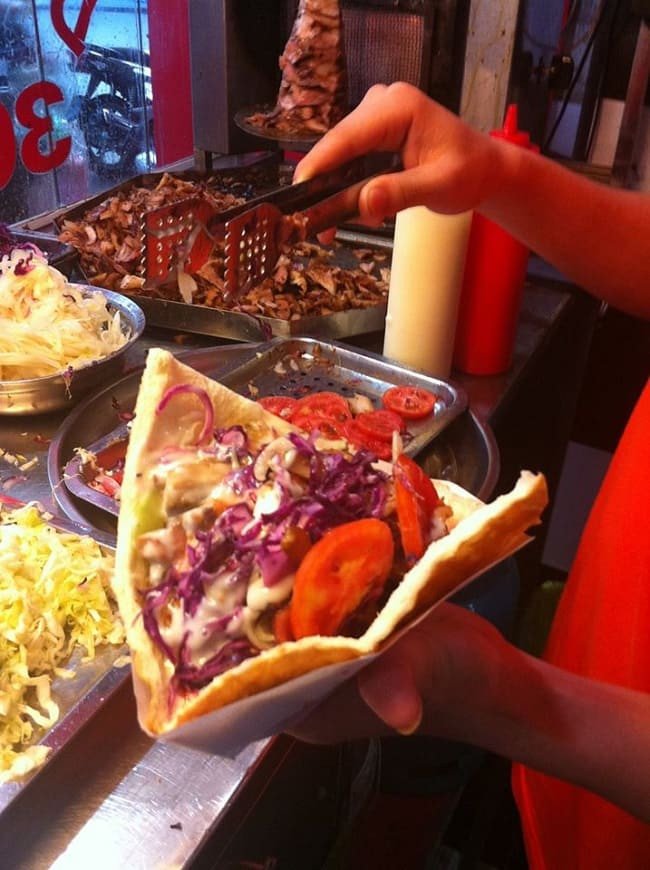 Chuỗi cửa hàng bánh mì doner kebab Oneone sạch sẽ, hiện đại tại Hà Nội.