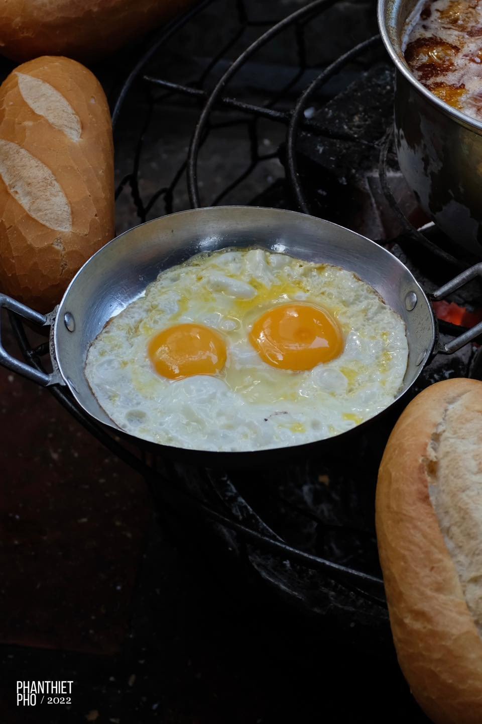 Cô Hồng chuẩn bị suất bánh mì chảo Phan Thiết tại quán ăn sáng