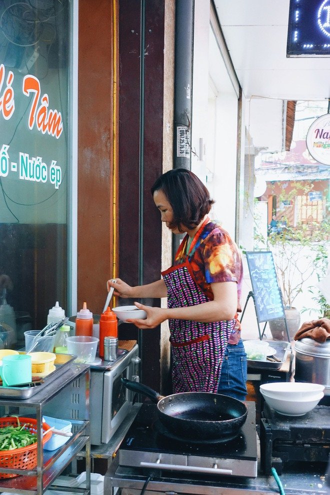 Cô Tâm, mẹ của rapper Phúc Du, phục vụ khách hàng tại quán bánh mì của mình