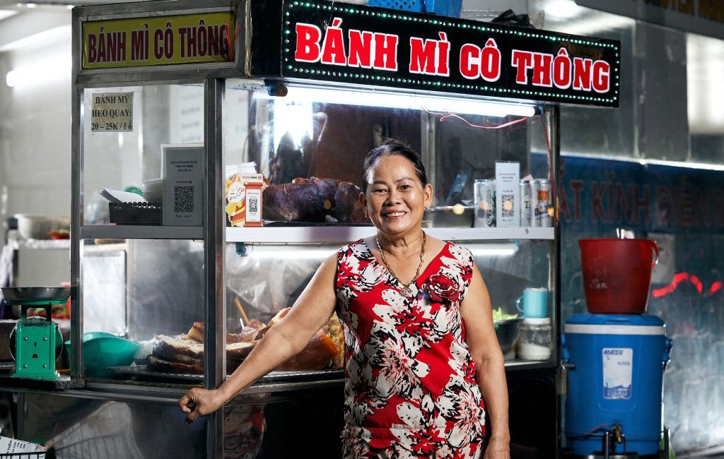 Cô Thông tận tay phục vụ thực khách, thể hiện sự chu đáo và chất lượng trong từng món bánh