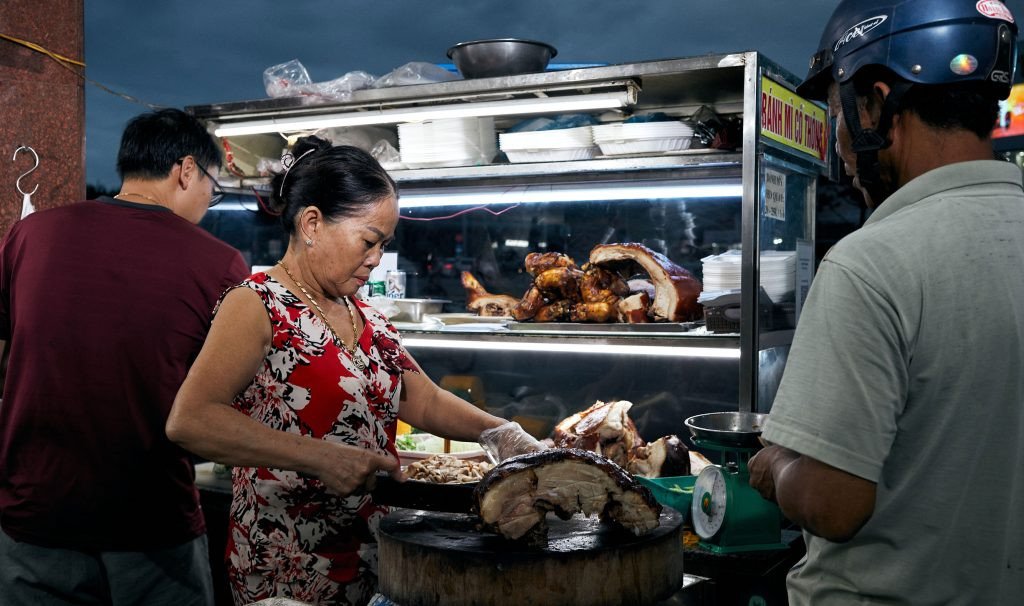 Cô Thông và con trai tận tâm chuẩn bị nguyên liệu cho món bánh mì chảo gia truyền